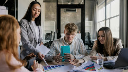 groupe d'entrepreneurs travaillant sur leur stratégie digitale